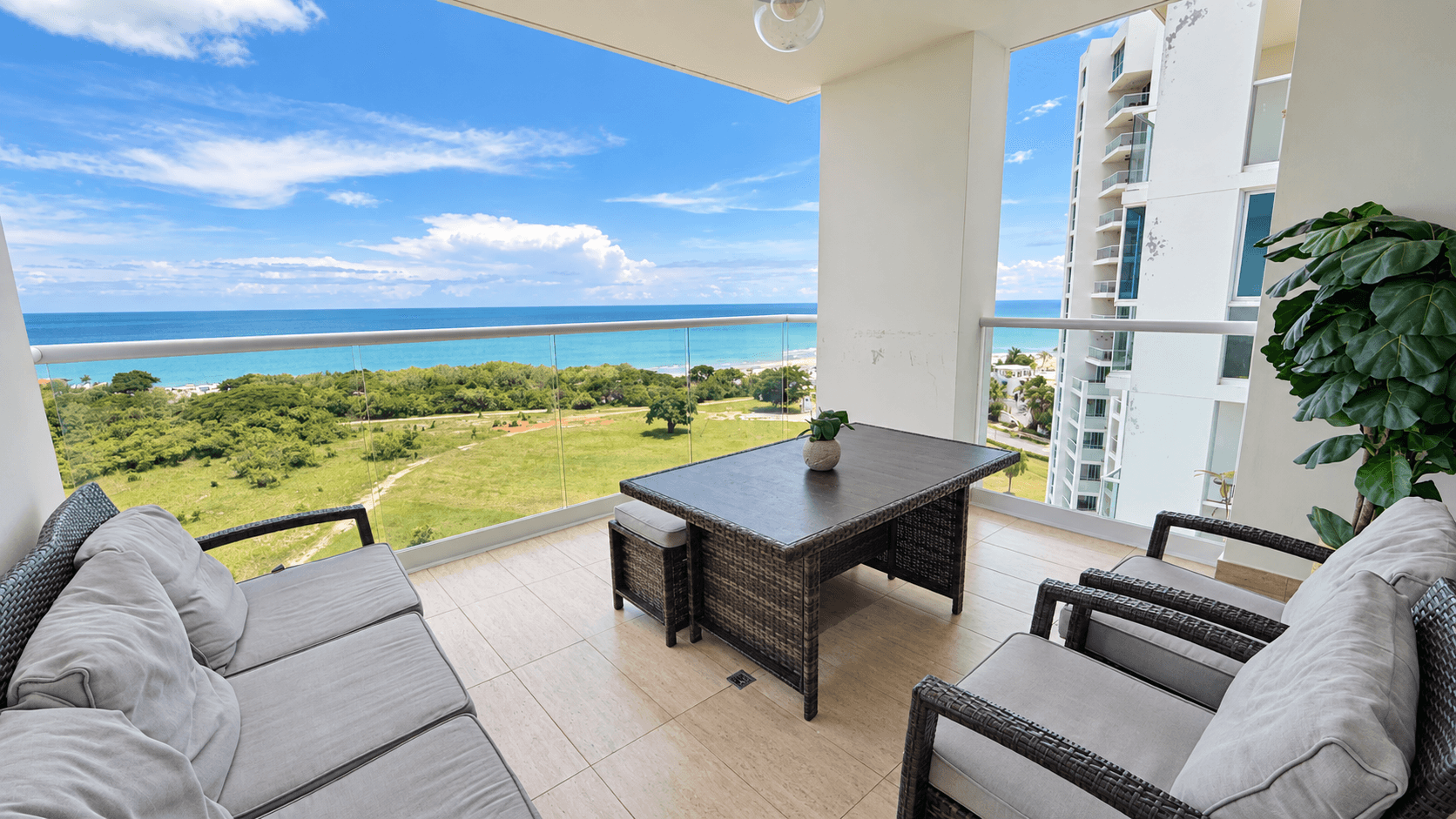 Apartamento Rambla Beach con balcón y vista al mar en Playa Blanca Panamá