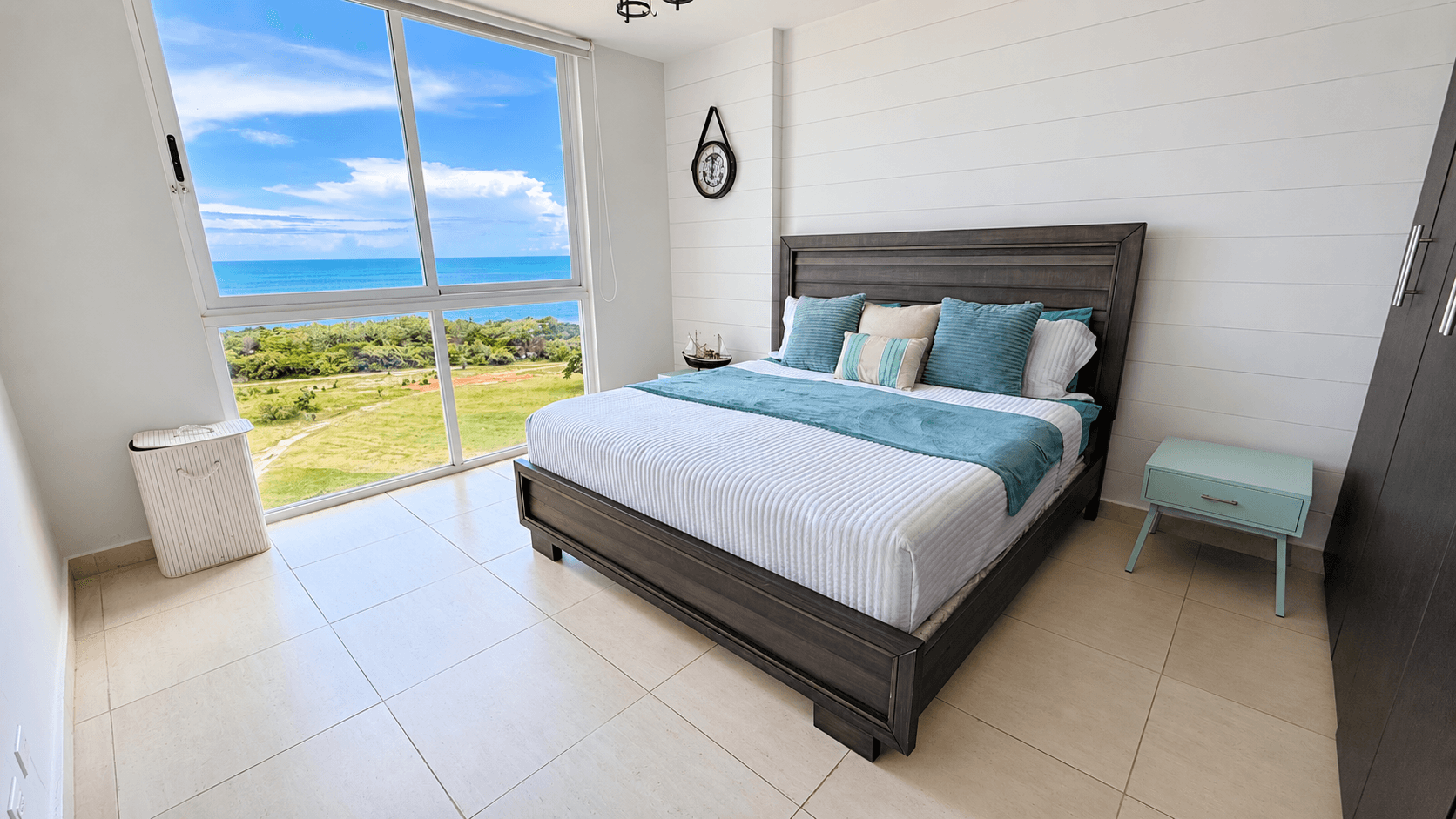 Recámara principal con cama King y ventanal con vista al mar