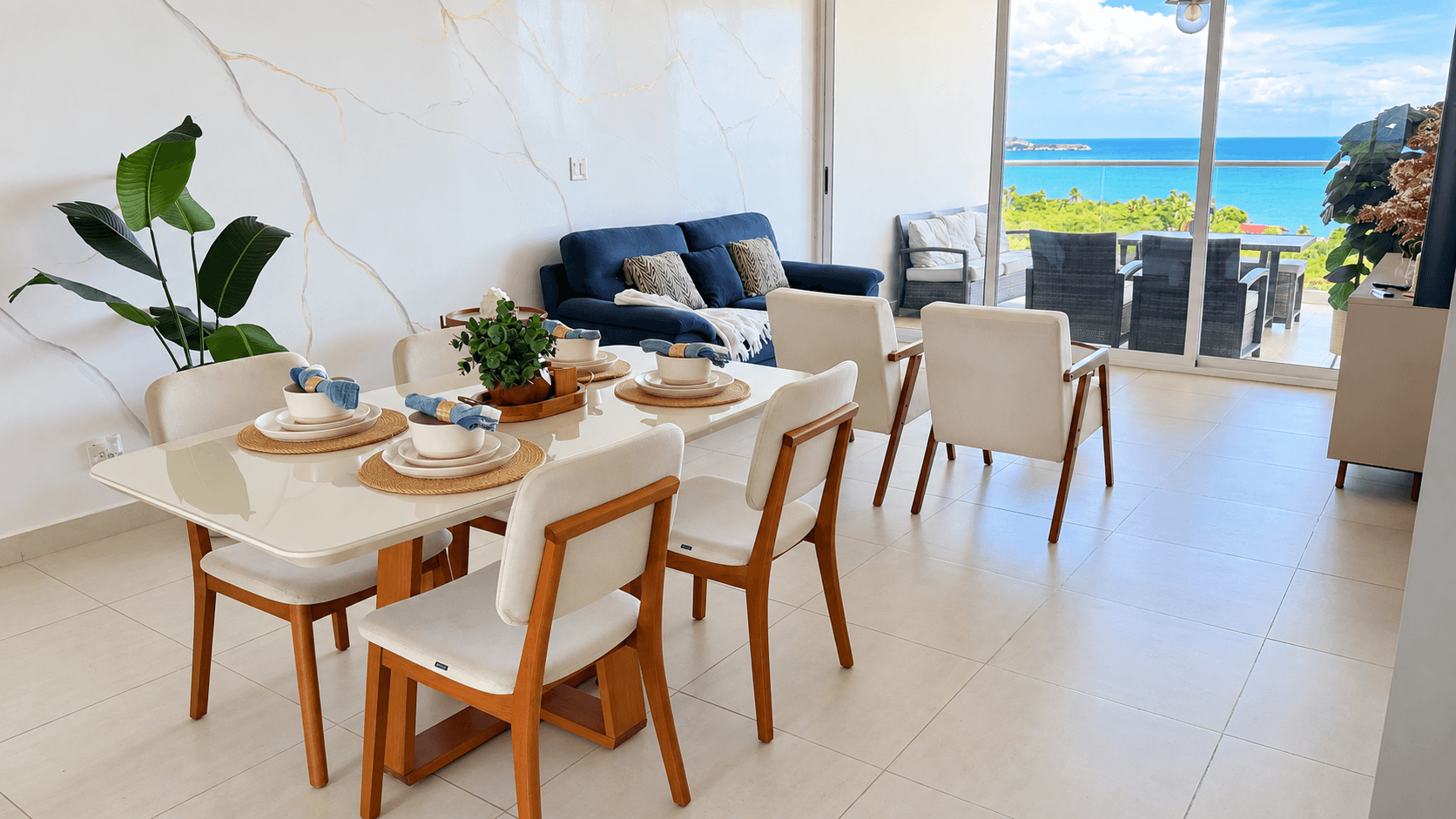 Comedor de vidrio para cuatro comensales con vista al balcón y al océano