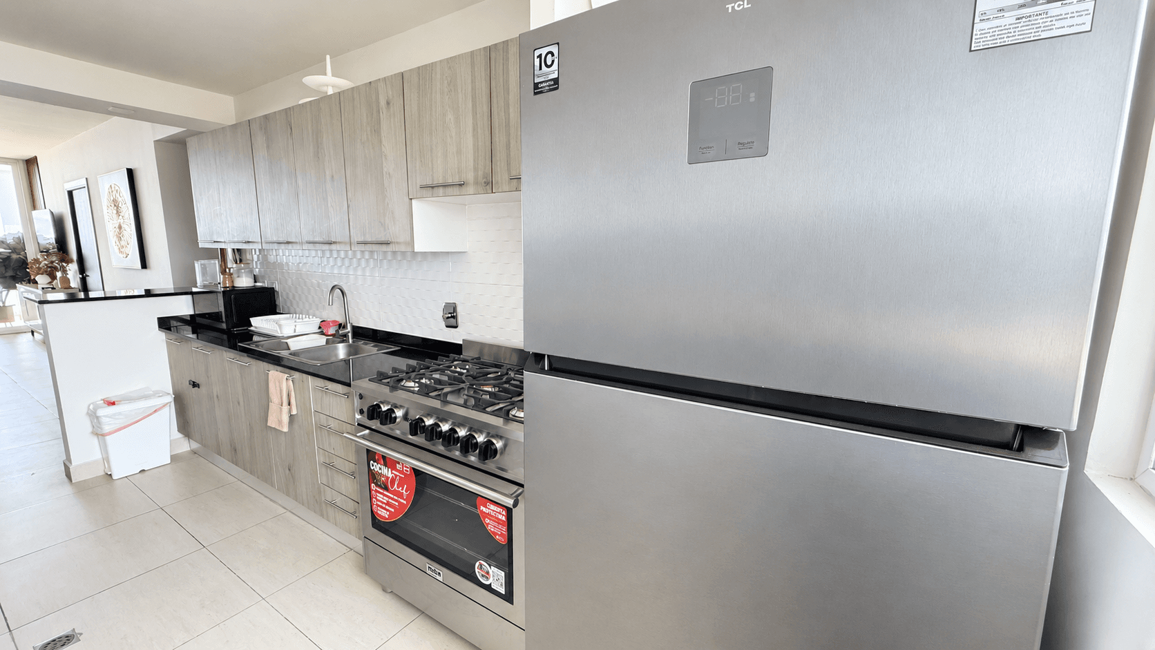 Refrigerador grande, estufa a gas con horno y microondas