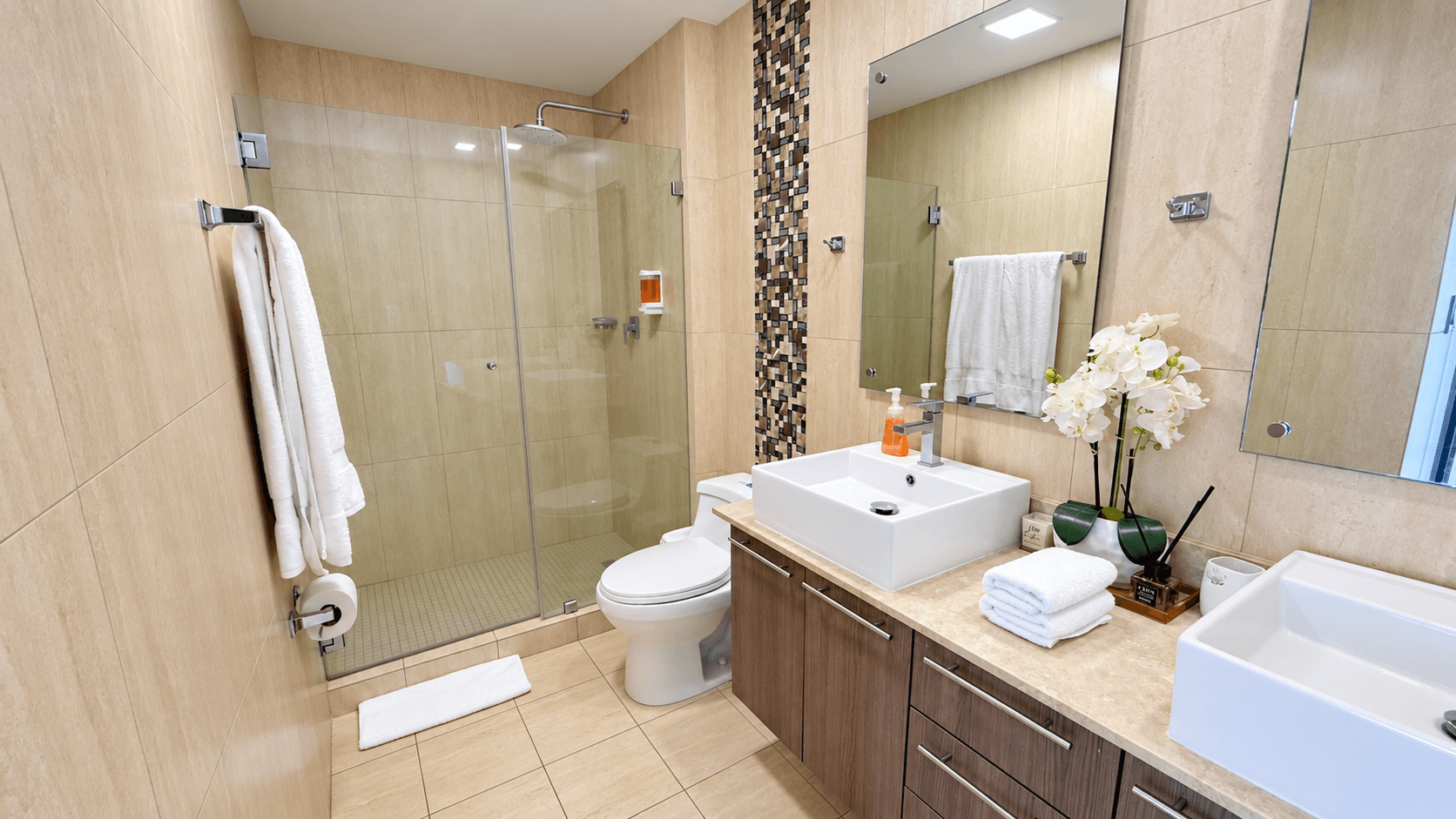 Baño en suite de la recámara principal con doble lavamanos y ducha de vidrio