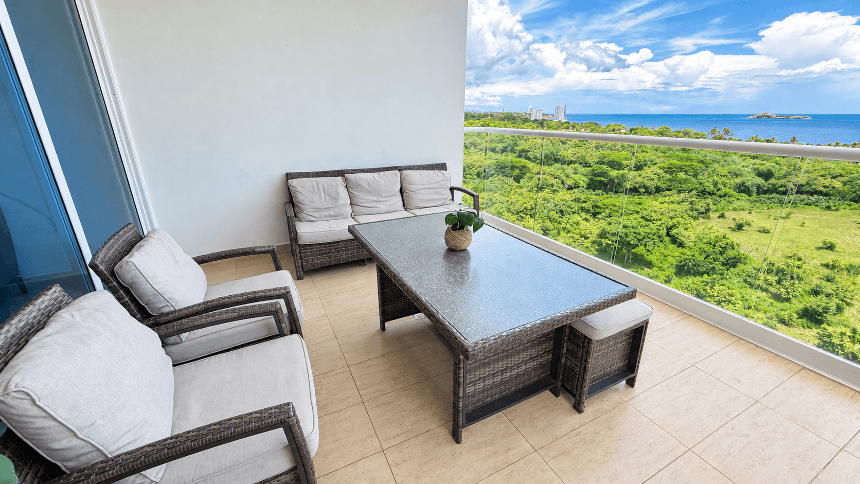 Zona lounge del balcón con sofás confortables y vista al mar