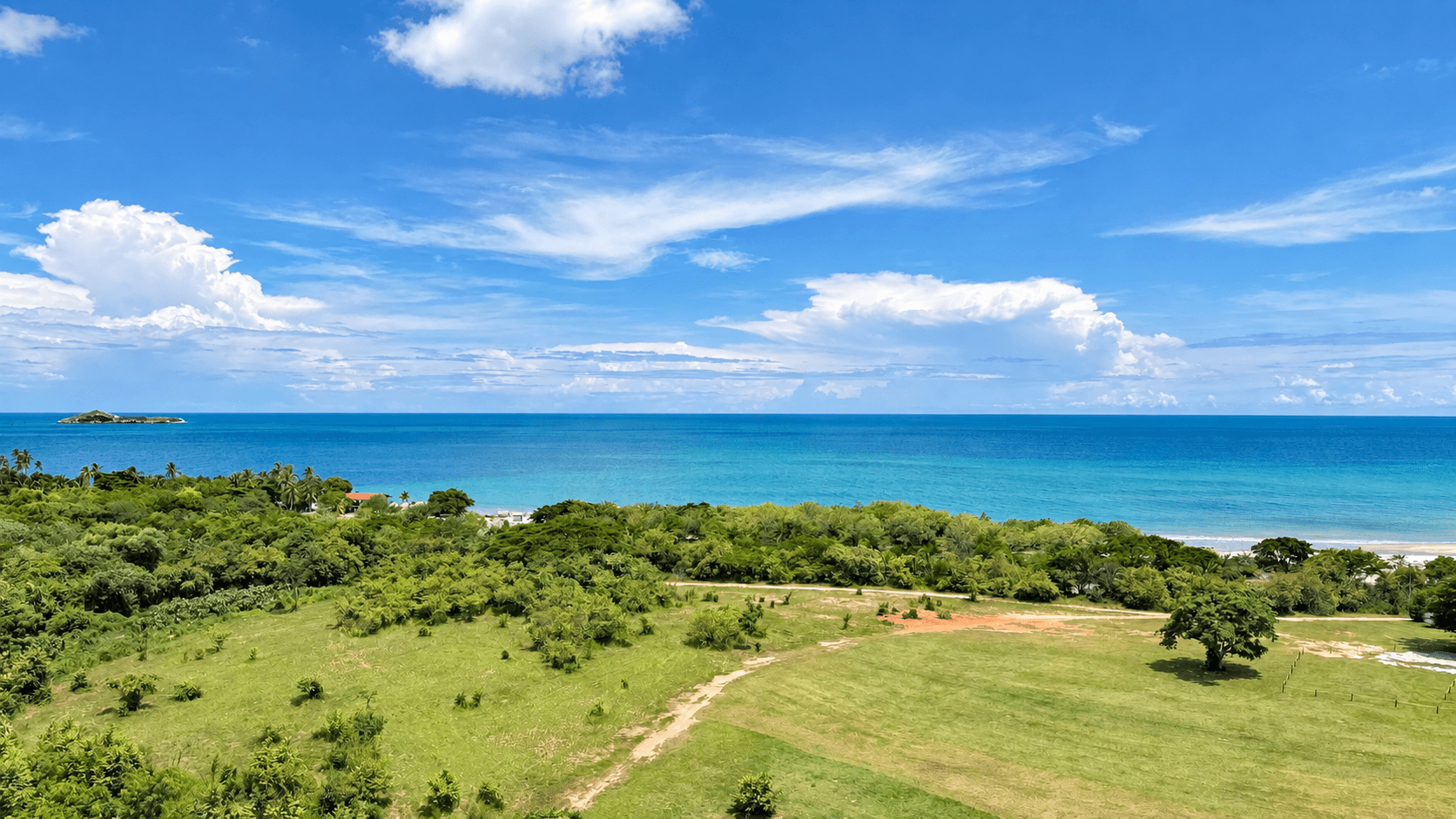 Vista panorámica al mar Pacífico y horizonte desde el balcón