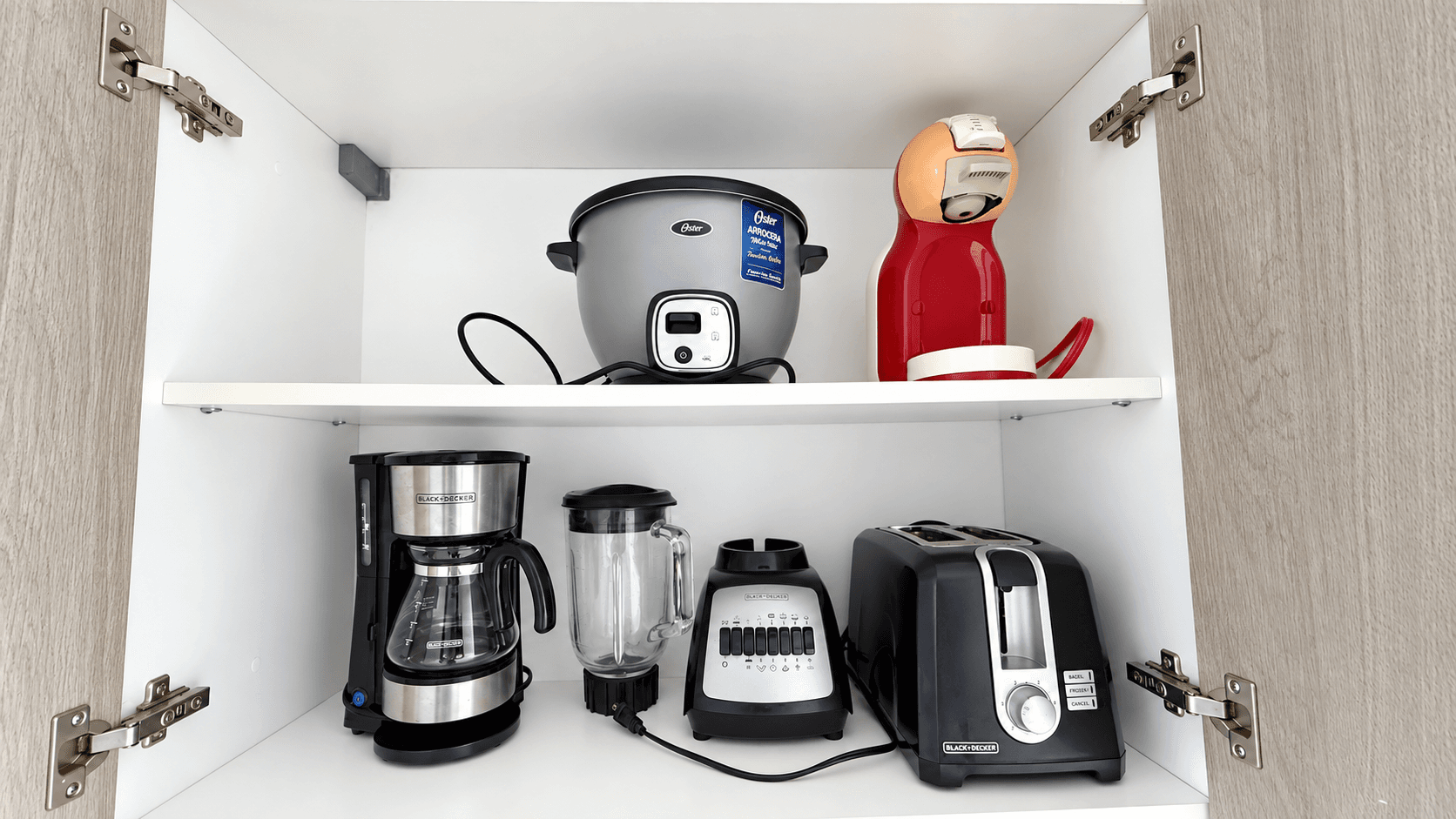 Licuadora, cafetera, tostadora y vajilla completa