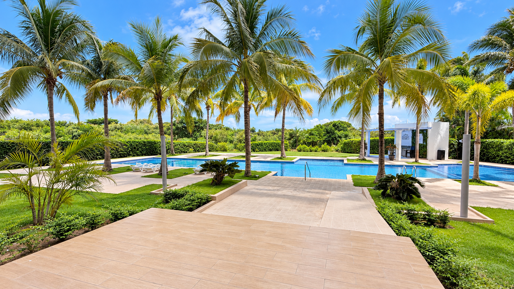 Jardines tropicales y senderos que conducen a la playa